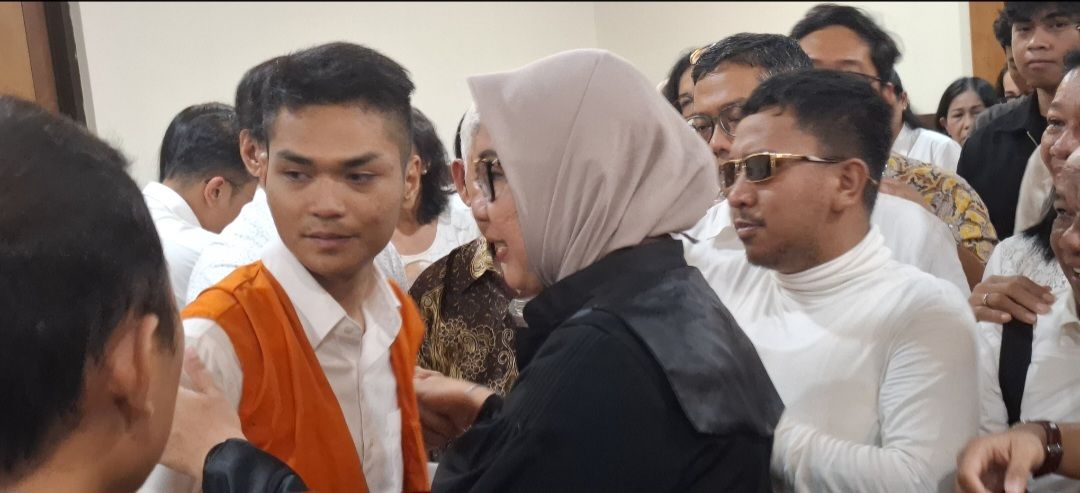 Tangis Pecah di Ruang Sidang Kasus Kecelakaan Maut Menimpa Dua Mahasiswa UGM : Ibunda Terdakwa Christiano Lemas Usai Divonis 1 Tahun 2 Bulan