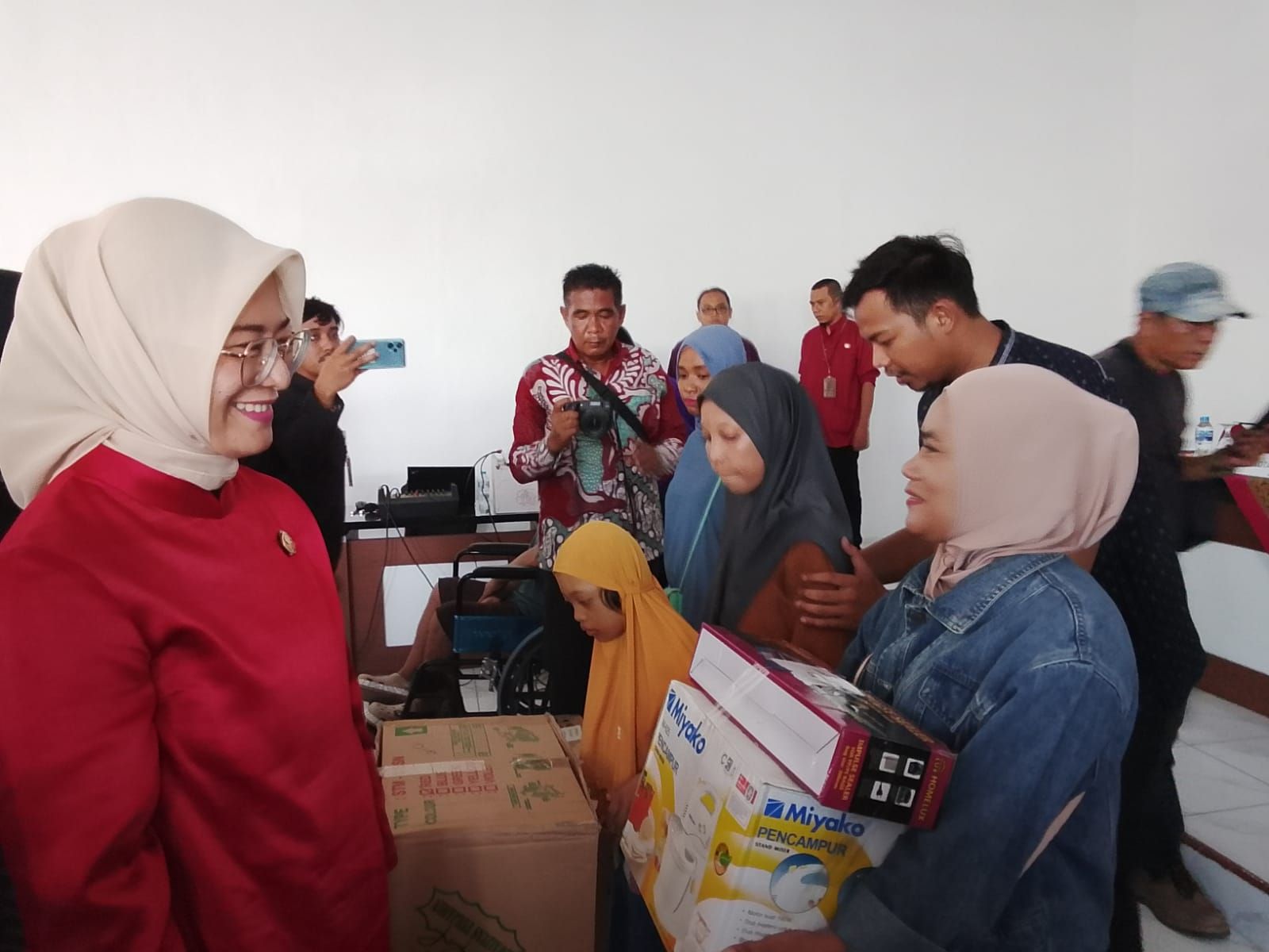 Wawako Pangkalpinang Dessy Ayutrisna Dampingi Penyaluran Bantuan Sosial Kemensos