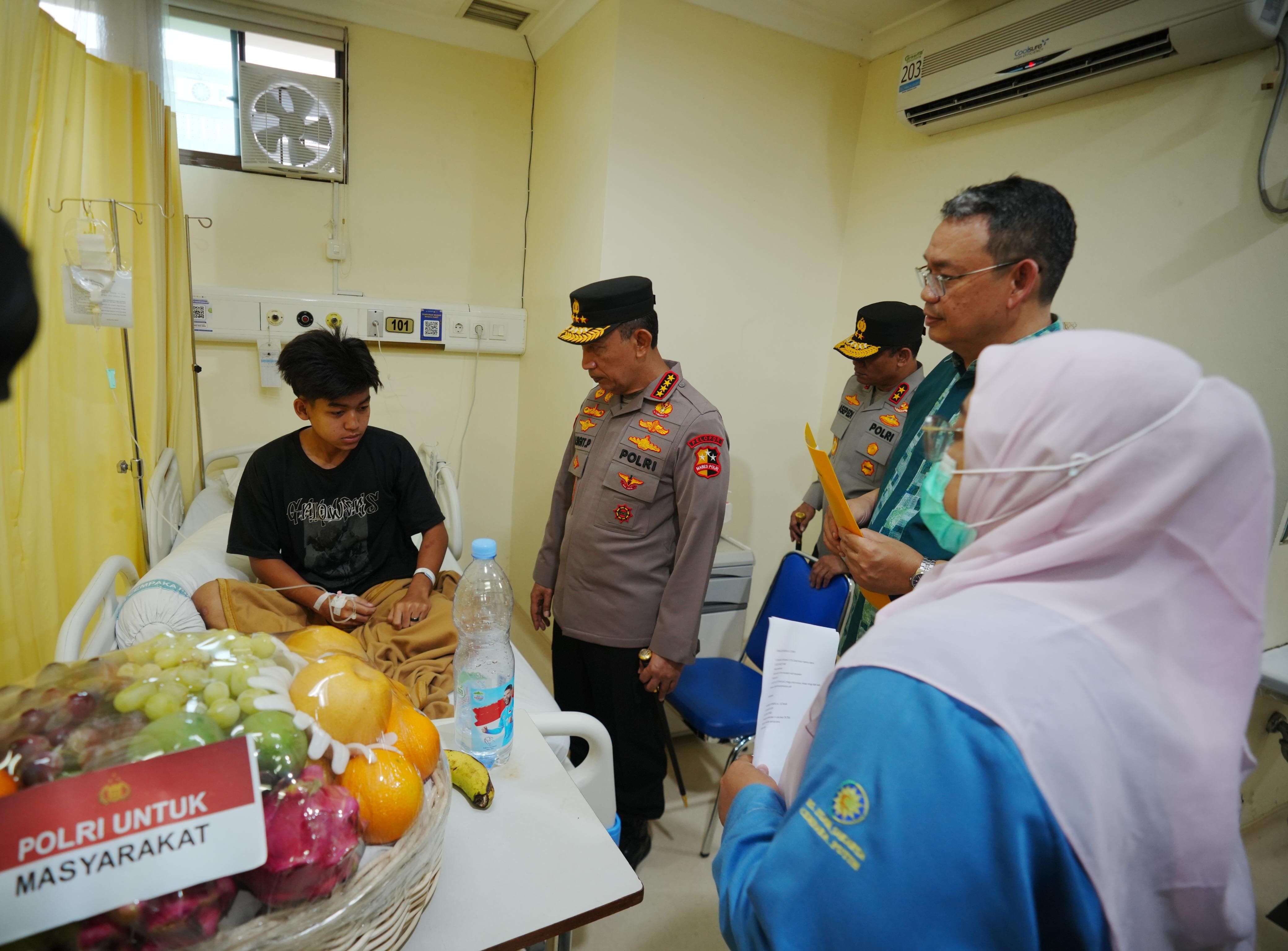 Jenguk Siswa SMA 72 Korban Ledakan, Kapolri: Mereka Masih Semangat Sekolah