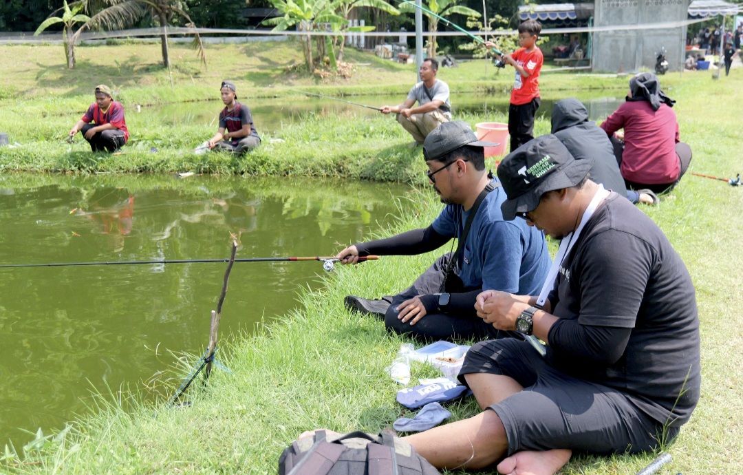 Keseruan Pimpinan UGM dan Jurnalis Fortakgama Kembali Gelar Mancing Bersama