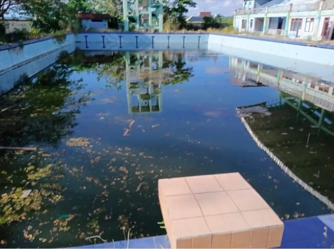 Kolam Renang yang Pernah Dibanggakan di Raha Kini Terbengkalai