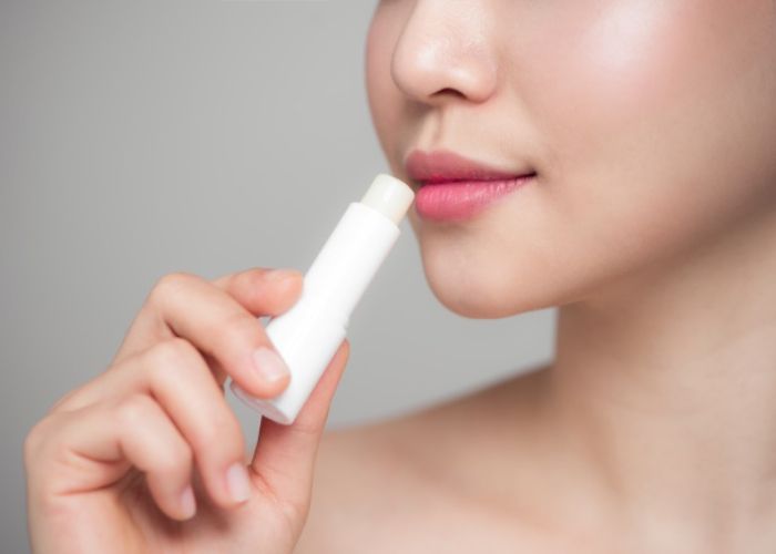Bibir Tambah Kering Setelah Pakai Lip Balm? Ini Penyebab dan Cara Mengatasinya