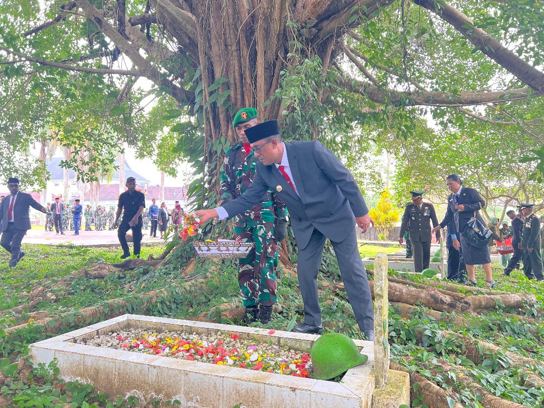 Momen Bupati Ozan Ziarah ke Taman Makam Pahlawan Masohi, Pesannya Bikin Haru
