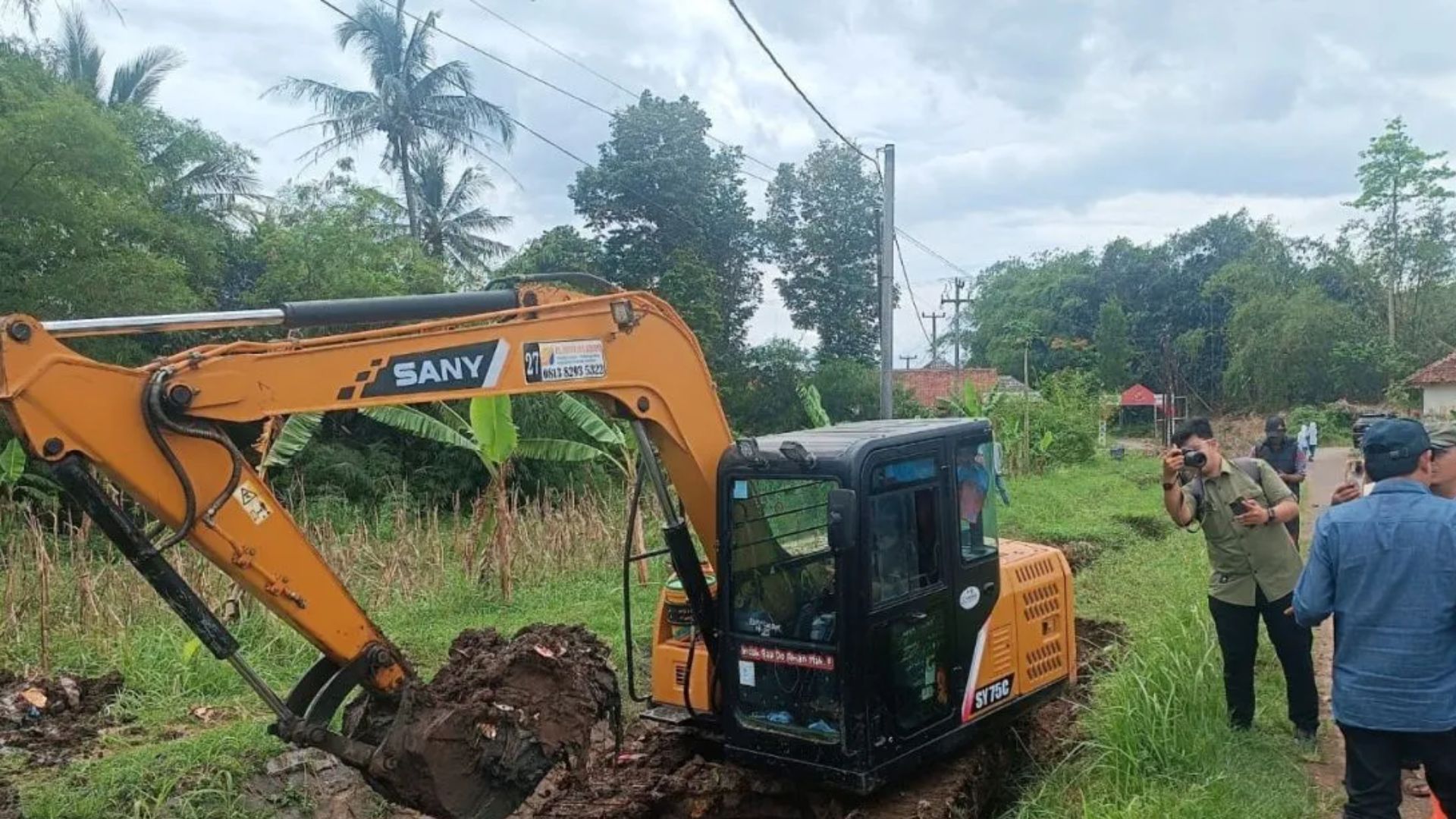 Anggota DPRD Jabar Bantu Normalisasi Irigasi di Cianjur, Dorong Peningkatan Produksi Padi
