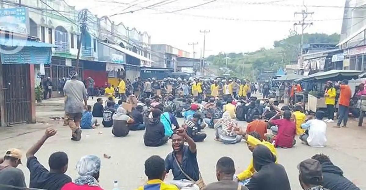 Mahasiswa Uncen Jayapura Gelar Aksi Damai, Desak Pemerintah Hentikan Militerisasi dan Eksploitasi Tanah Papua