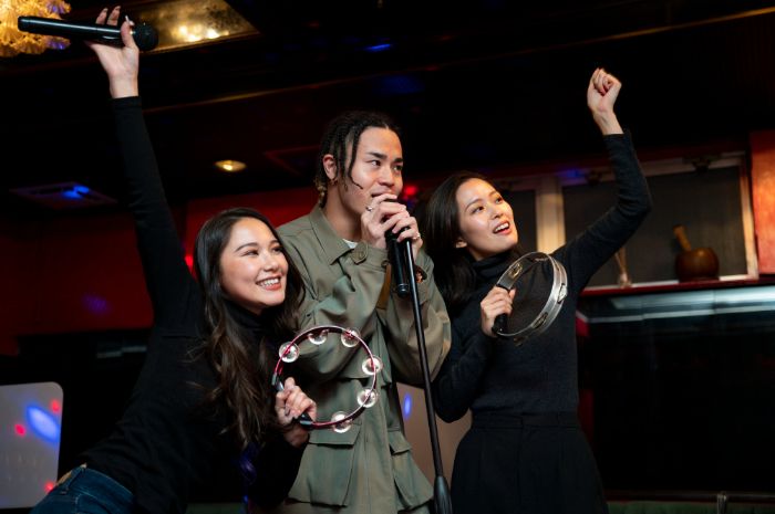 111 Caption Bahasa Inggris Karaoke Bersama Teman, Lucu!