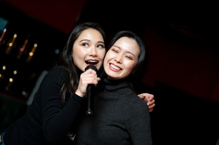 111 Caption Bahasa Inggris Karaoke Bersama Teman, Lucu!