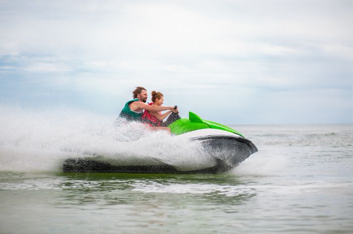 111 Caption Main Jetski Bahasa Inggris, Cocok untuk IG!