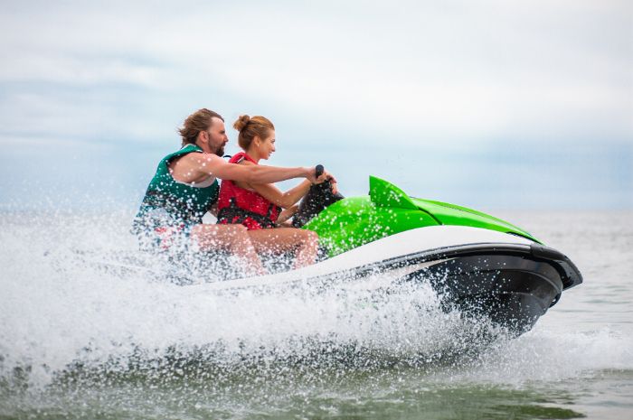 111 Caption Main Jetski Bahasa Inggris, Cocok untuk IG!