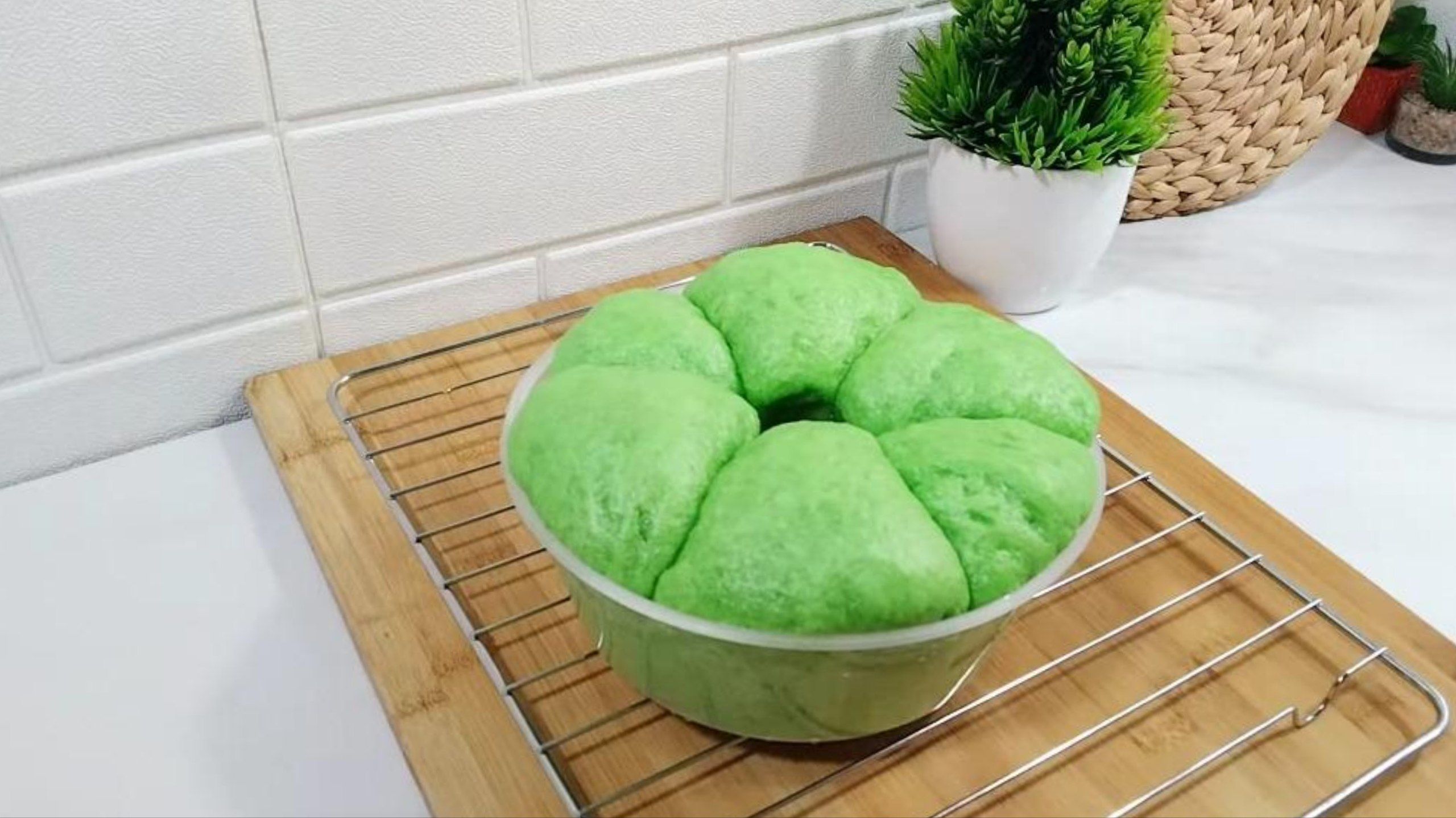 Resep Roti Kukus Pandan Isi Cokelat yang Enak dan Fluffy Banget!