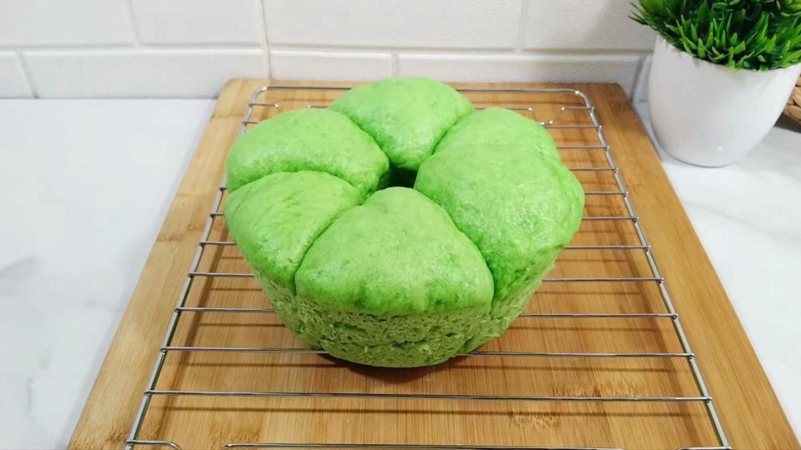 Resep Roti Kukus Pandan Isi Cokelat yang Enak dan Fluffy Banget!