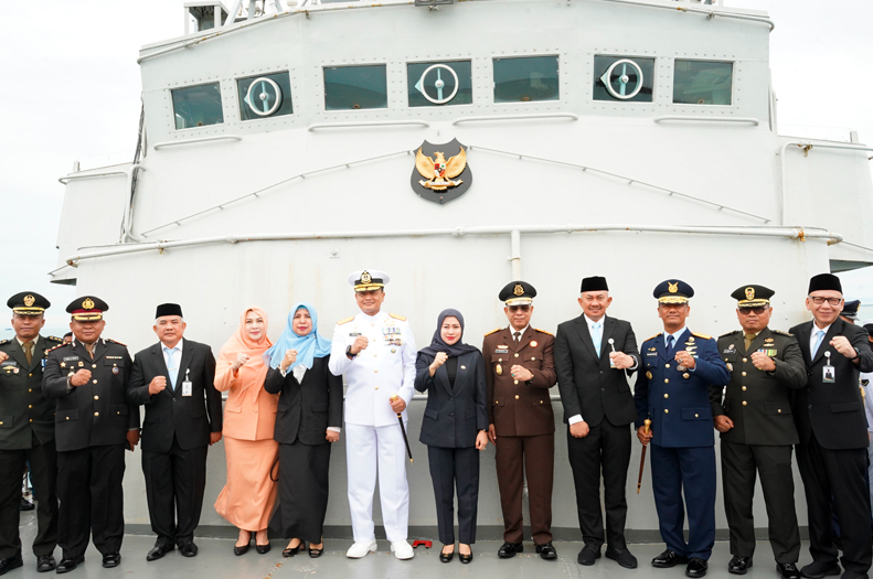 Pemprov Sumut dan Forkopimda Kenang Jasa Pahlawan Lewat Tabur Bunga di Laut Belawan