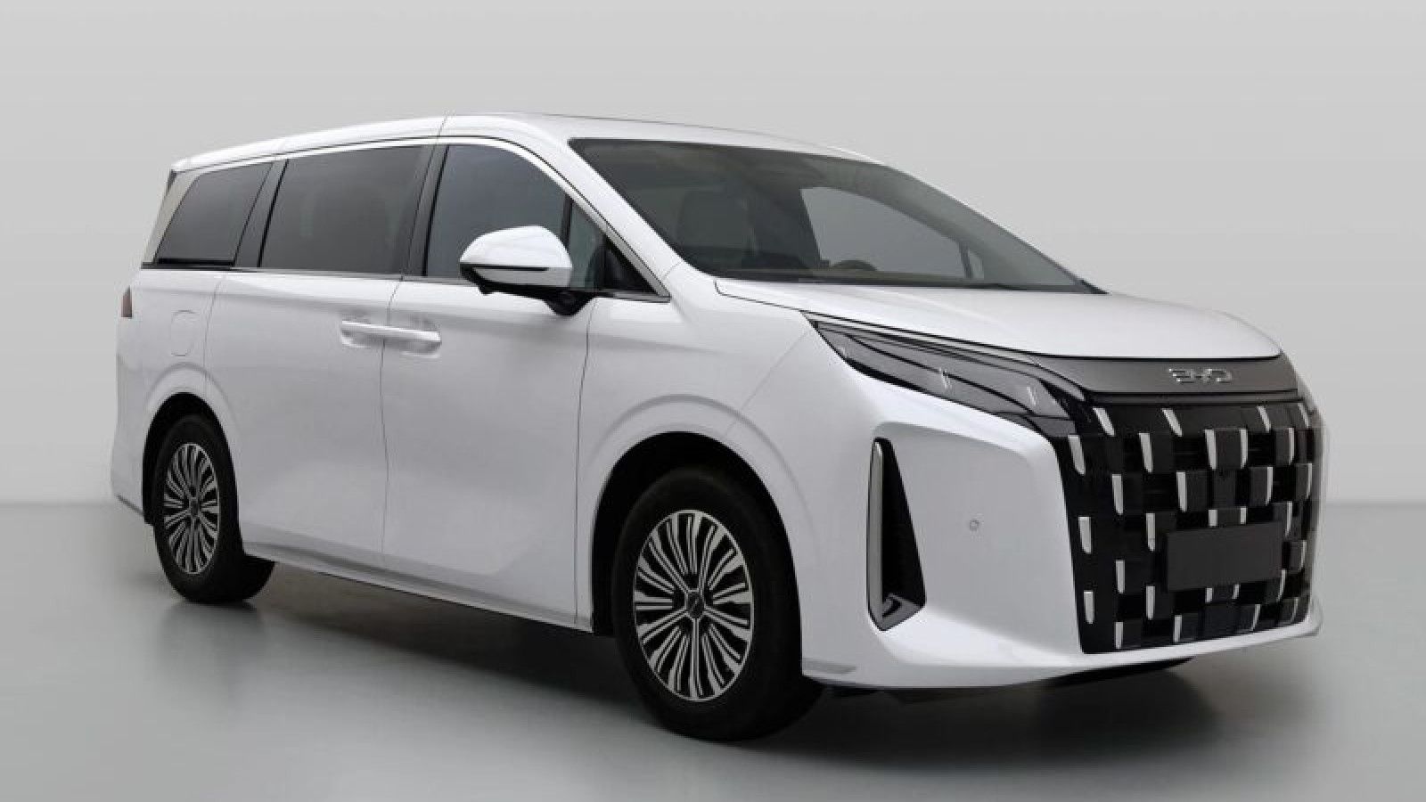 BYD Luncurkan MPV Premium Terbaru, BYD M9 dengan Teknologi Plug-in Hybrid
