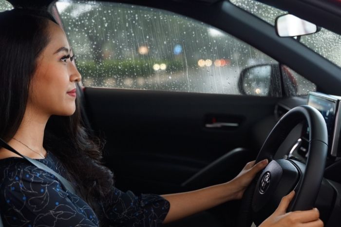 Cek 9 Hal Ini Sebelum Mobilmu Terabas Hujan Lebat