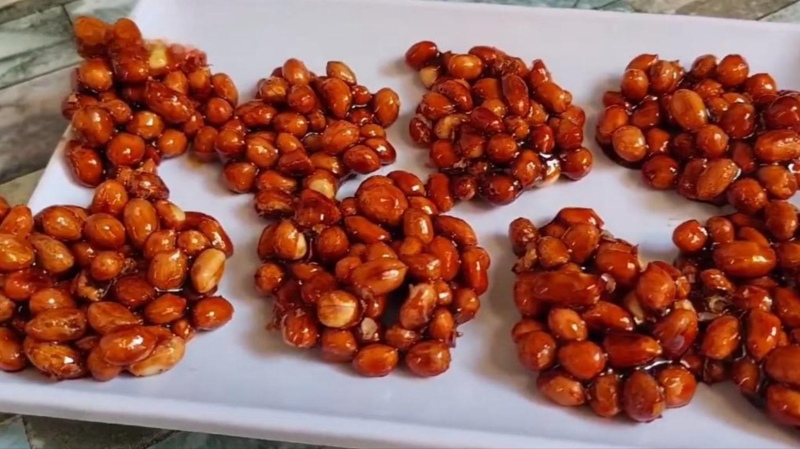 Mudah Dibuat! Cobain Resep Ampyang Kacang Gula Merah yang Renyah dan Manis