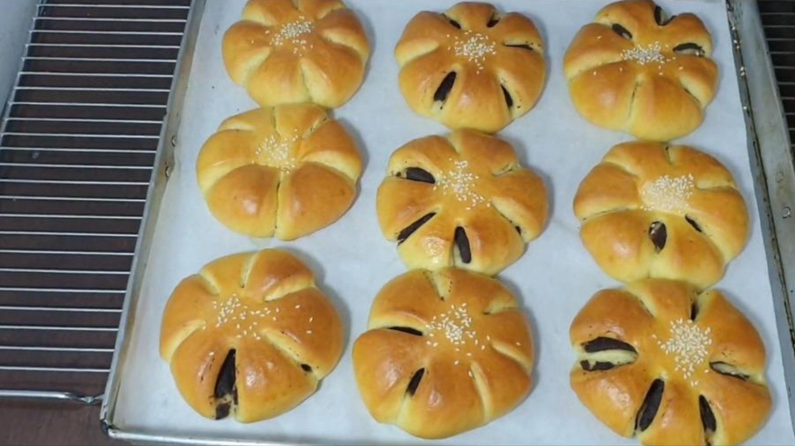 Anti Gagal! Begini Resep Roti Kacang Merah yang Empuk dan Manis