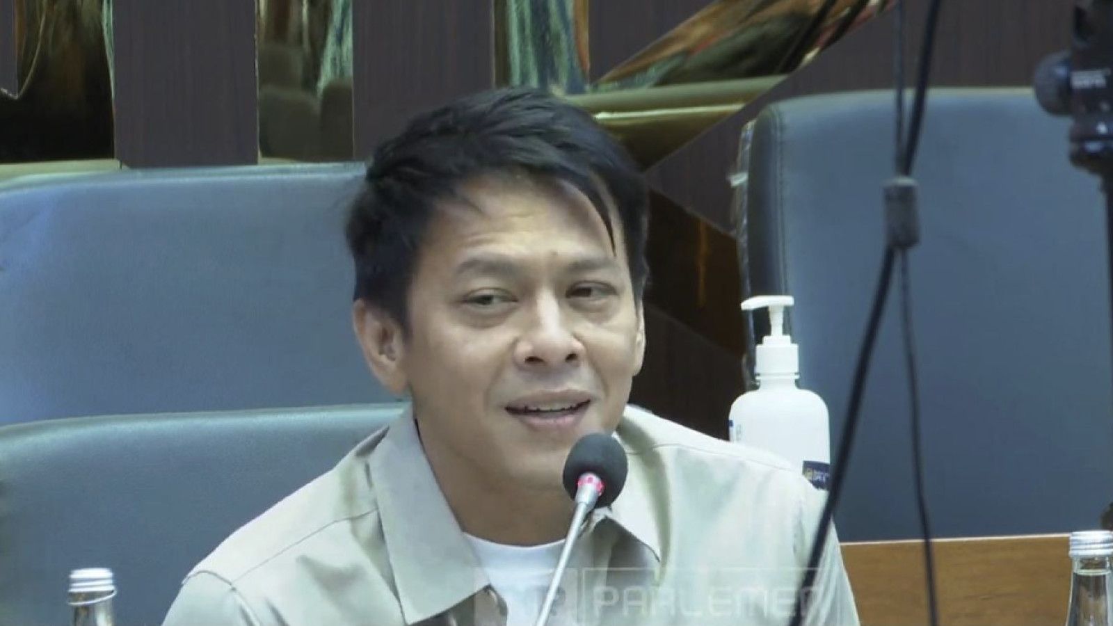 Ariel Noah Bernyanyi di Rapat DPR untuk Menghibur Anggota