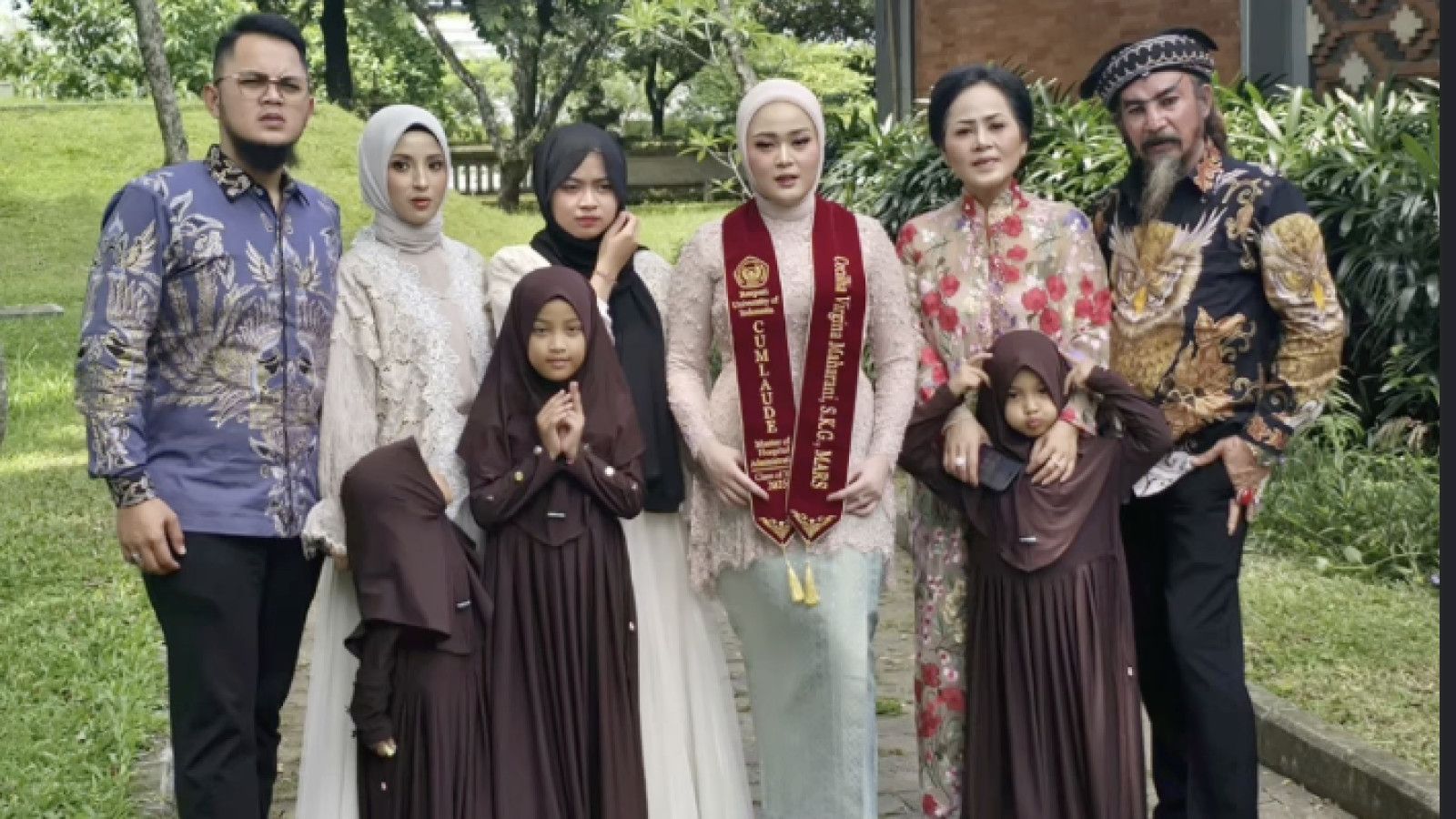 Cecilia Maharani: Putri Limbad Raih Gelar Magister dengan Predikat Cum Laude