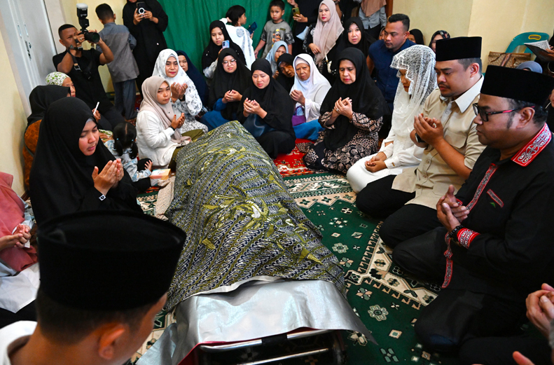 Ungkap Duka Mendalam, Bobby Nasution dan Kahiyang Ayu Hadiri Takziah Pejabat Setdaprov Sumut