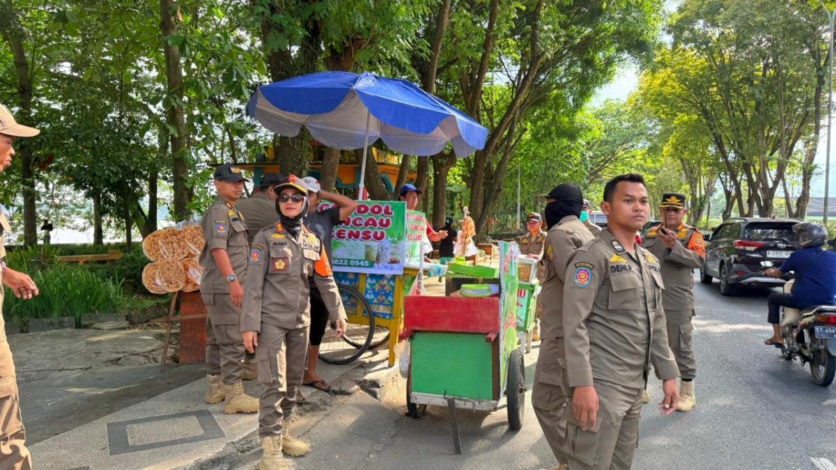 Abaikan Peringatan Berulang, PKL di Depan Islamic Center Samarinda Ditertibkan Satpol PP