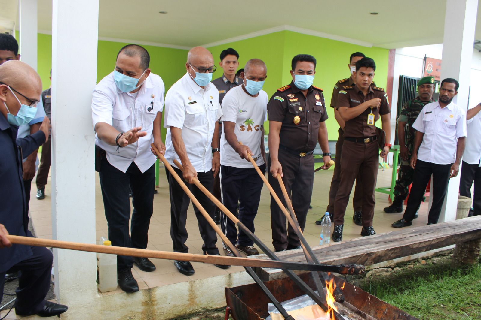 Kejaksaan Seram Bagian Timur Musnahkan Barang Bukti Inkrah