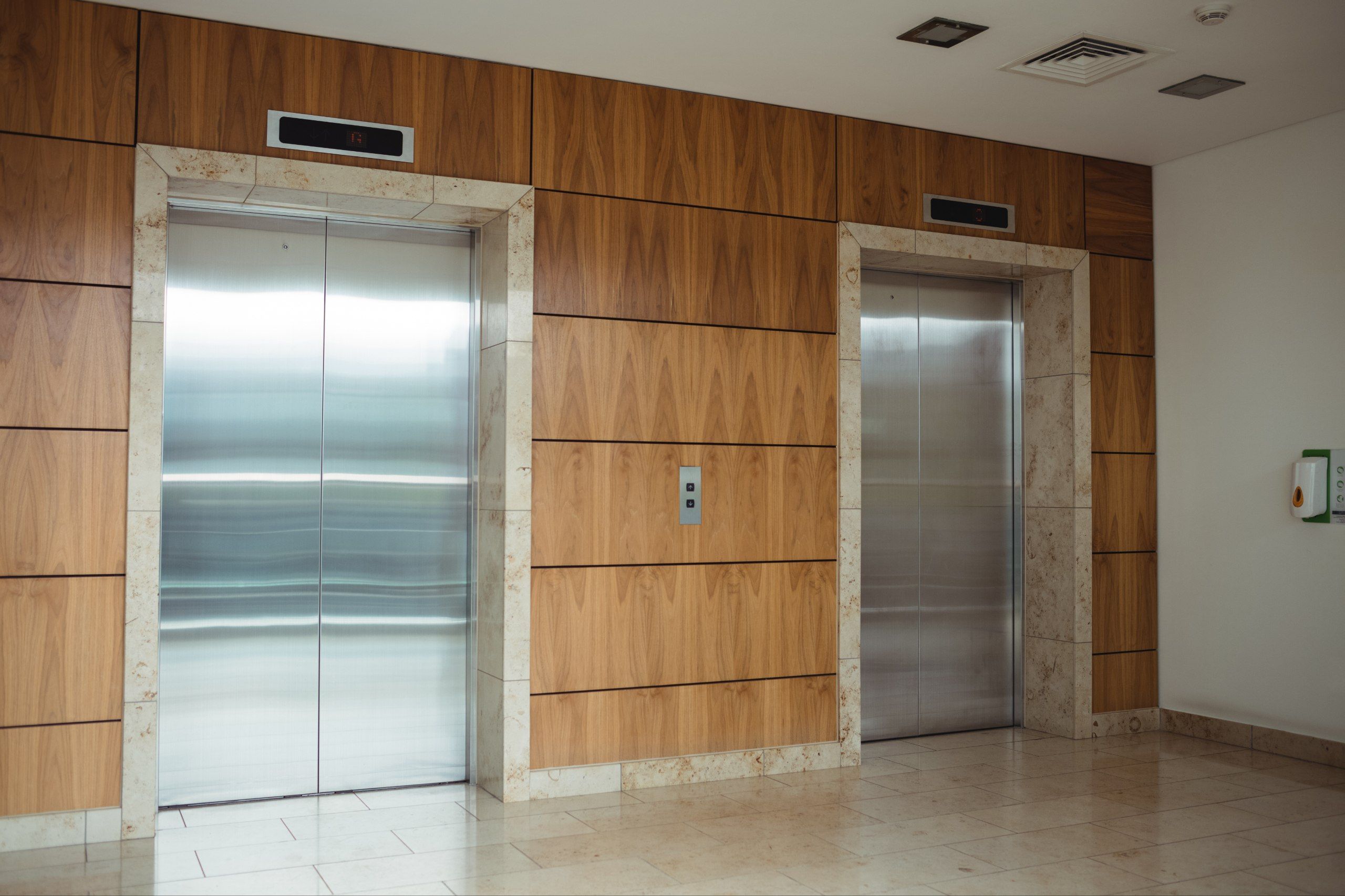 5 Arti Mimpi Naik Lift Menurut Primbon Jawa, Pertanda Apa Ya?
