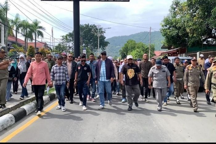 Adhan Dambea Paling Muka saat Ribuan ASN Kota Gorontalo Demo di Kantor BSG