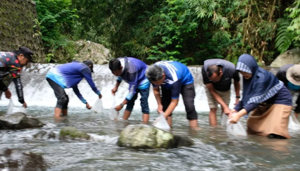 Temanggung Tebar 10 Ribu Benih Ikan di Curug Titang