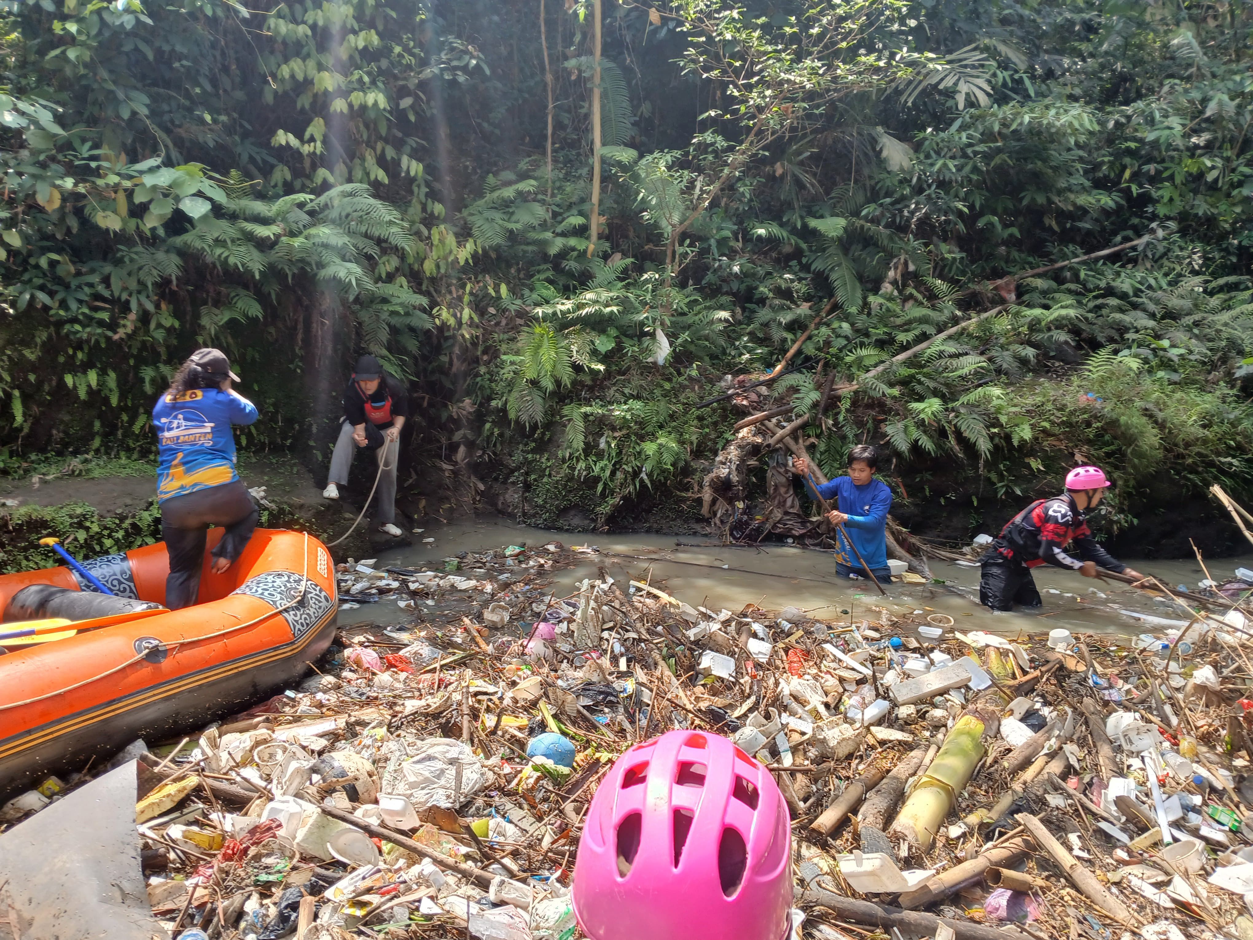 Sungai Cibanten Kembali Dipenuhi Sampah, Relawan Soroti Pentingnya Menjaga Manfaat Sungai