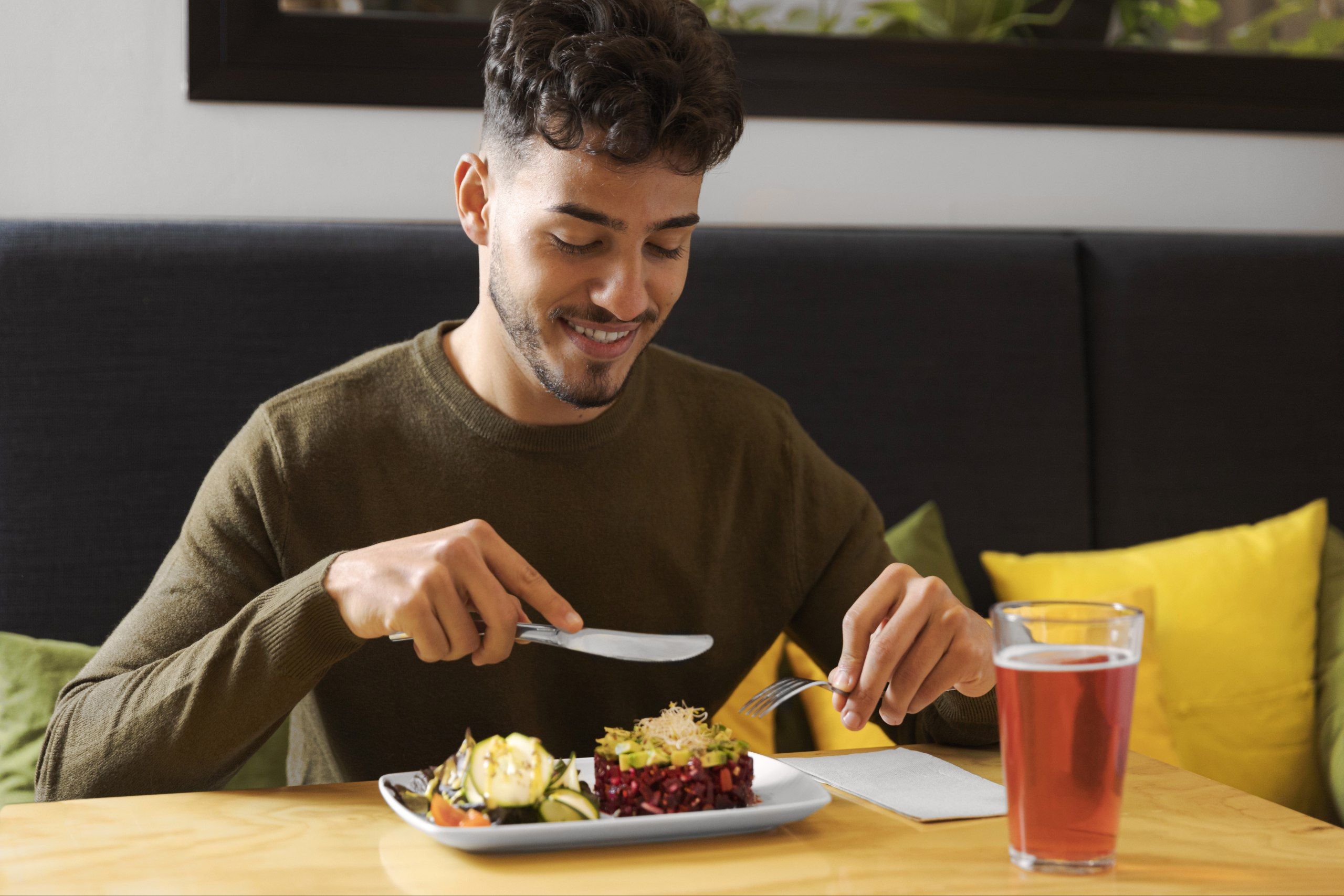 5 Zodiak Cowok yang Paling Suka Makan dalam Astrologi, Cek Zodiak Kamu!