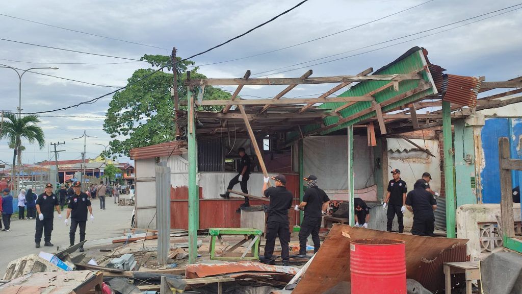 25 Bangunan Liar di Jalan Masuk Pelabuhan Loktuan Dibongkar