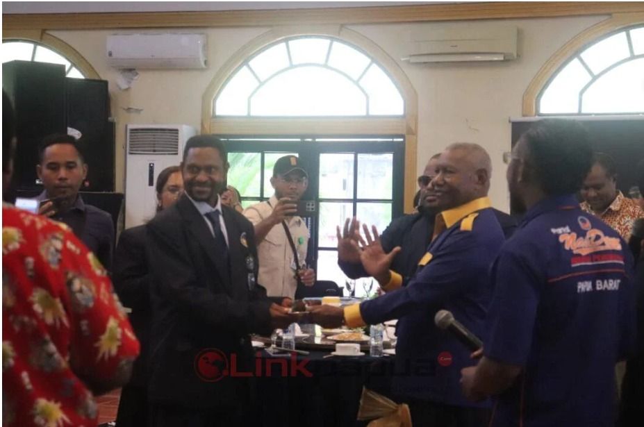 Dominggus Mandacan Resmi Serahkan Tongkat Kepemimpinan NasDem Papua Barat kepada Yosias Saroy