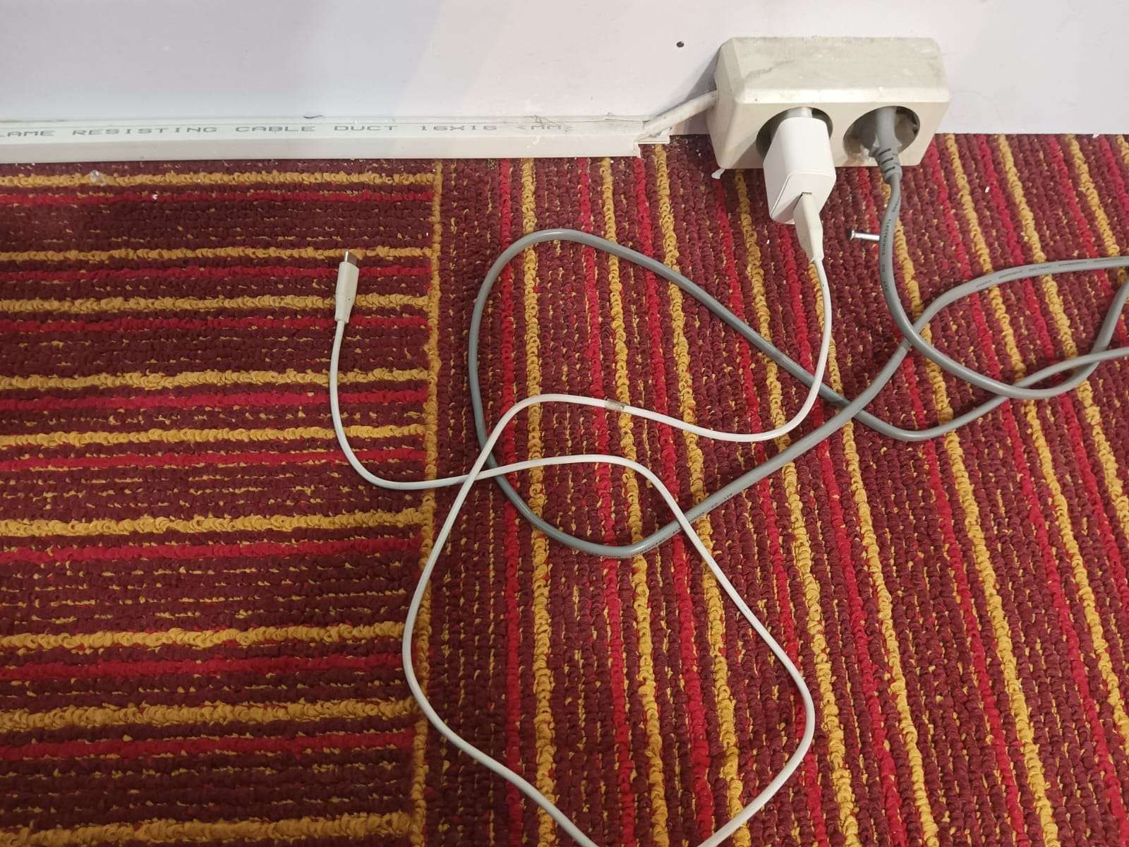 4 Bahaya Charger Dicolok Terus di Stop Kontak, Jangan Disepelekan!