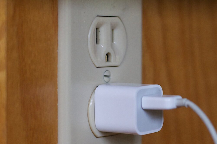 4 Bahaya Charger Dicolok Terus di Stop Kontak, Jangan Disepelekan!
