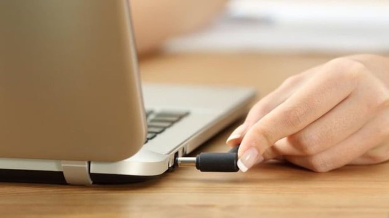 Bolehkah Main Laptop Sambil Dicas? Ini Penjelasannya Lengkap Banget!