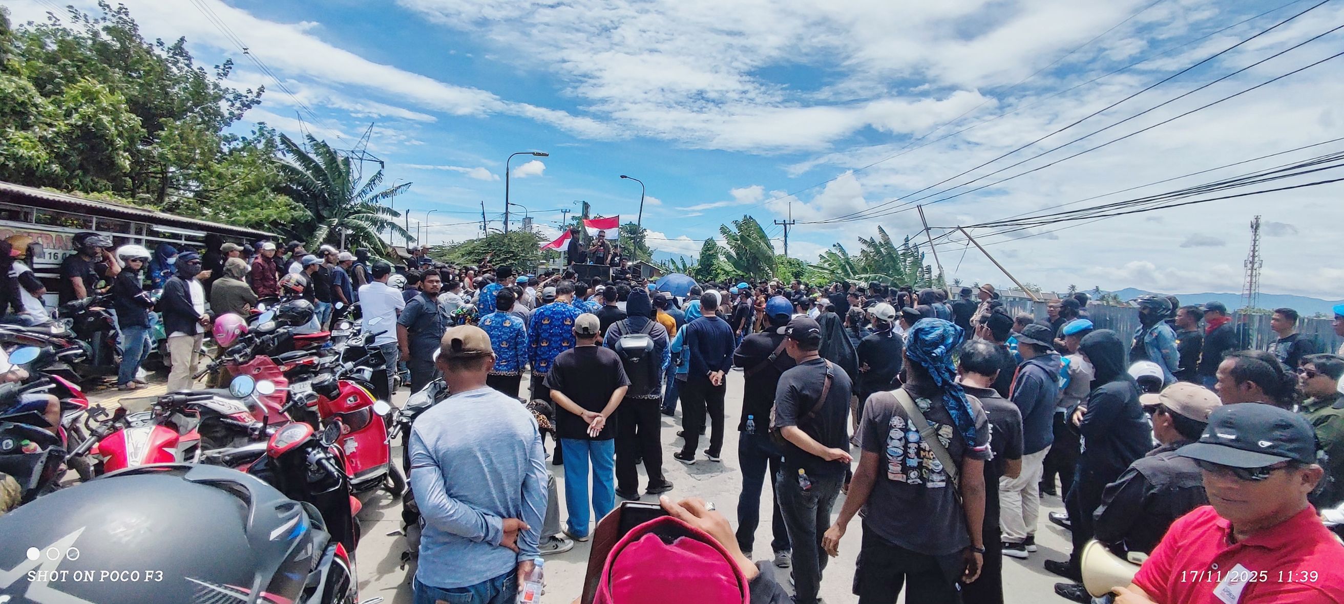 Ratusan Warga Bojonegara–Puloampel Kembali Blokir Jalan Protes Kemacetan Akibat ODOL