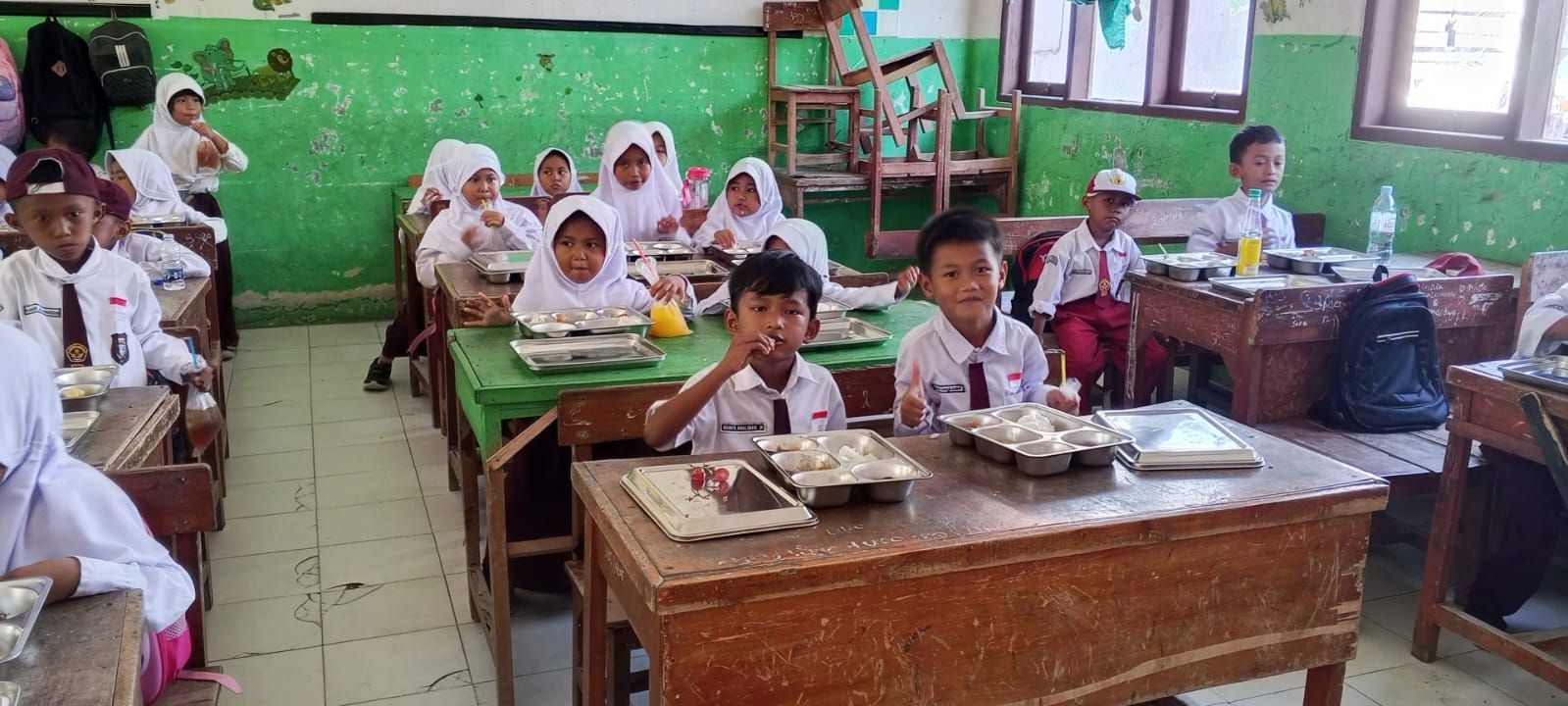 1.568 siswa Sekolah Dasar Di Kabupaten Serang Mendapatkan MBG Dari SPPG Polres Serang
