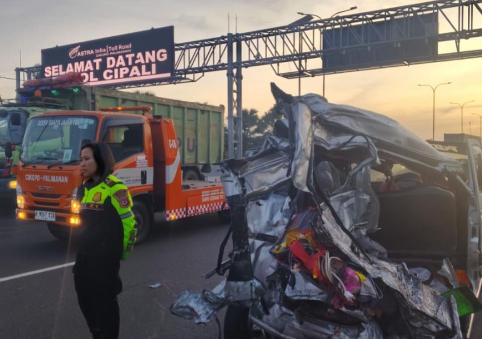 Kasat Lantas Polres Purwakarta Beserta Personel Respon Cepat Evakuasi Kendaraan Kecelakaan di KM 72 Tol Cipali