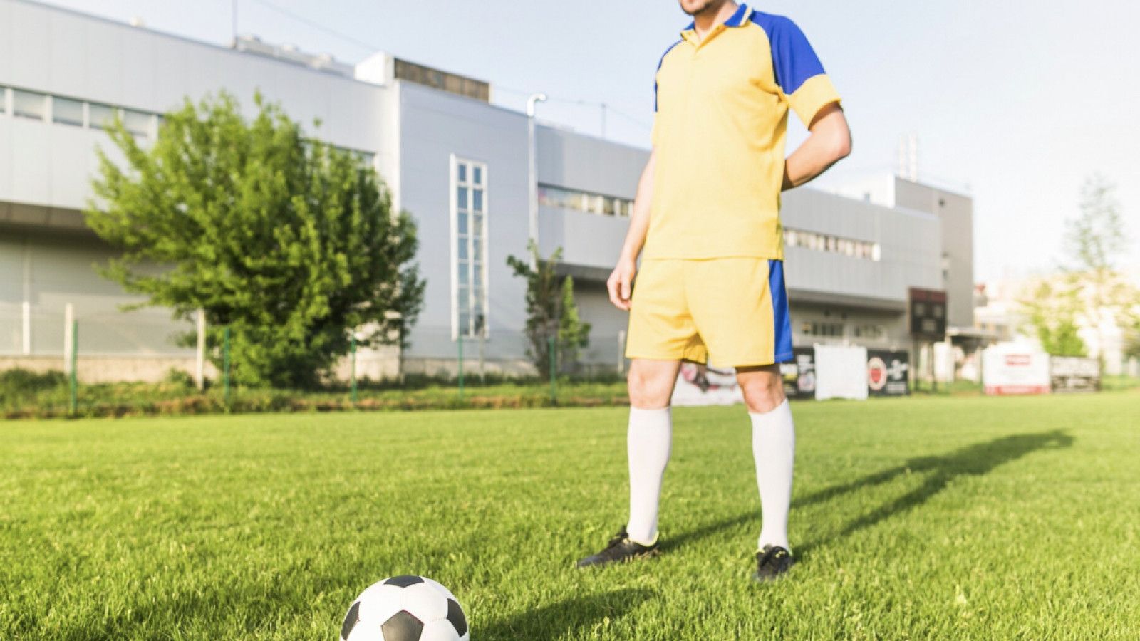 Panduan Bermain Sepak Bola di Lapangan Rumput Sintetis
