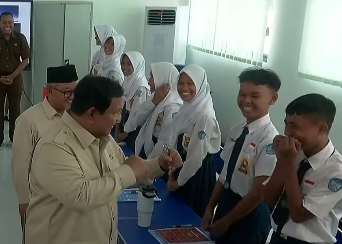Presiden Prabowo Bergaya Petinju di SMPN 4 Bekasi Bikin Siswa Ngakak