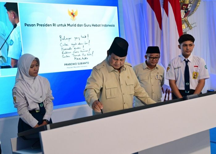 Presiden Prabowo Bergaya Petinju di SMPN 4 Bekasi Bikin Siswa Ngakak