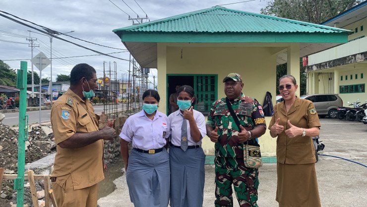 Pemerintah Kampung Nawaripi Salurkan Ribuan Masker ke SMAN 1 Mimika sebagai Langkah Darurat Atasi Dampak Proyek Pembangunan