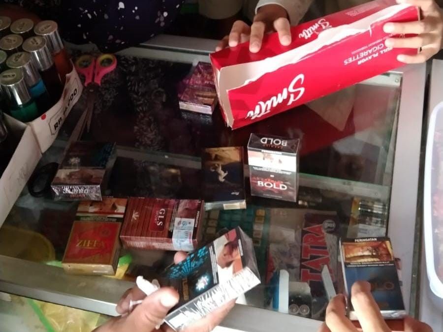 Tim Gabungan Sita Rokok Ilegal di Desa Krajanbogo, Bonang