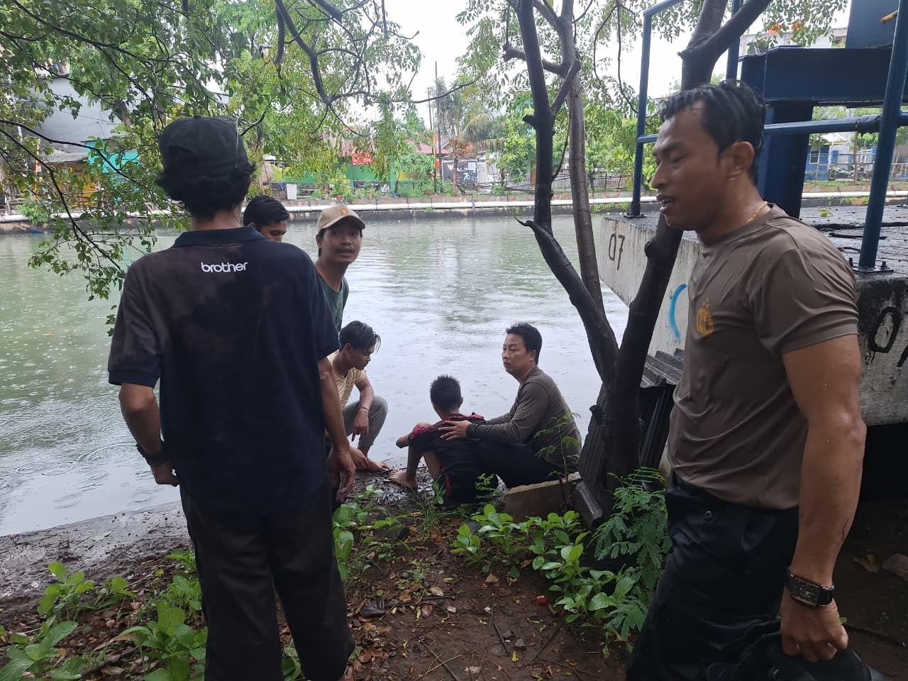 Kisah Heroik 2 Polisi Terjun ke Kali Kresek untuk Selamatkan Bocah Hanyut Terseret Arus