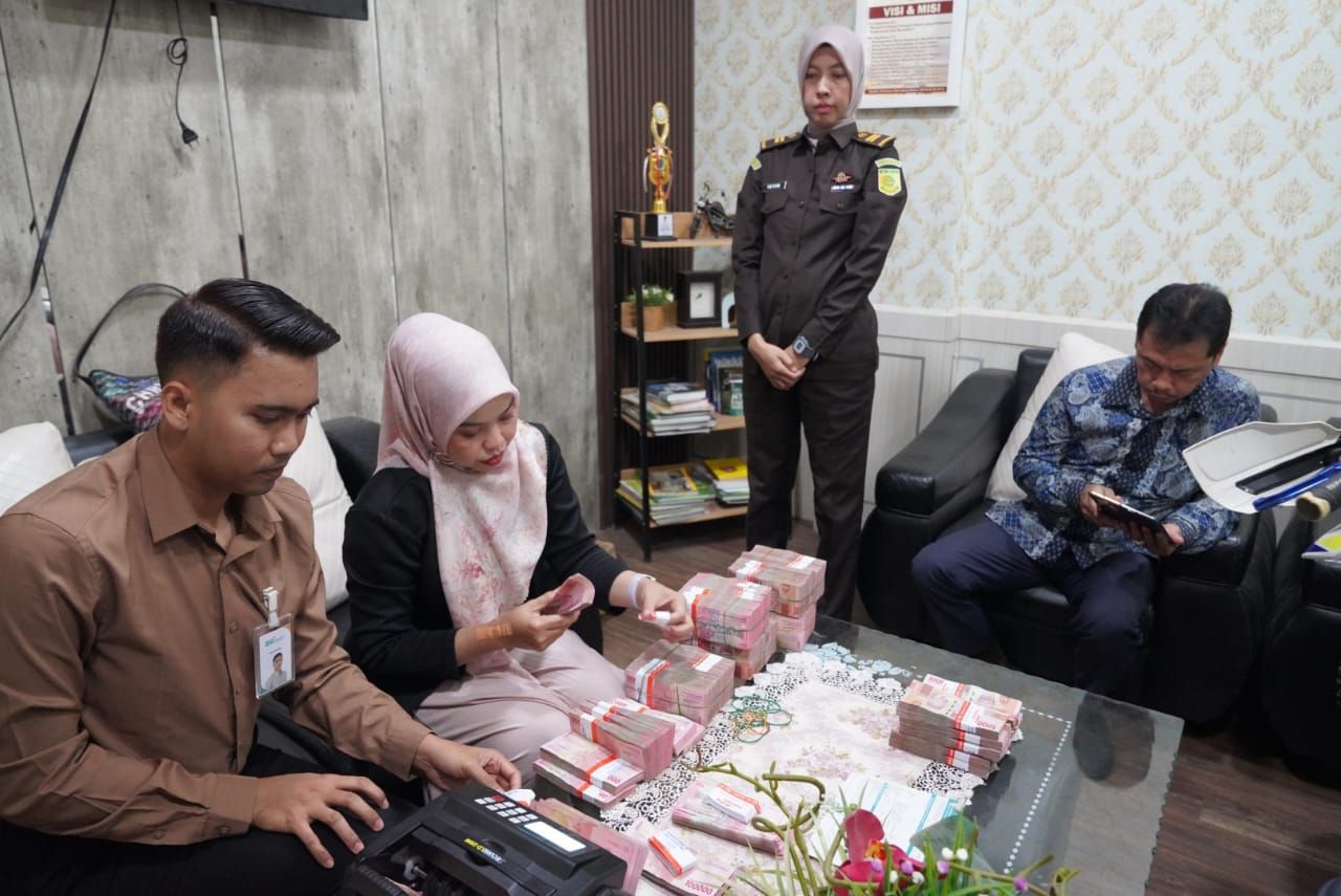 Tersangka Kasus Dugaan Korupsi Proyek Tol Serahkan Uang Rp700 Juta ke Kejati Lampung