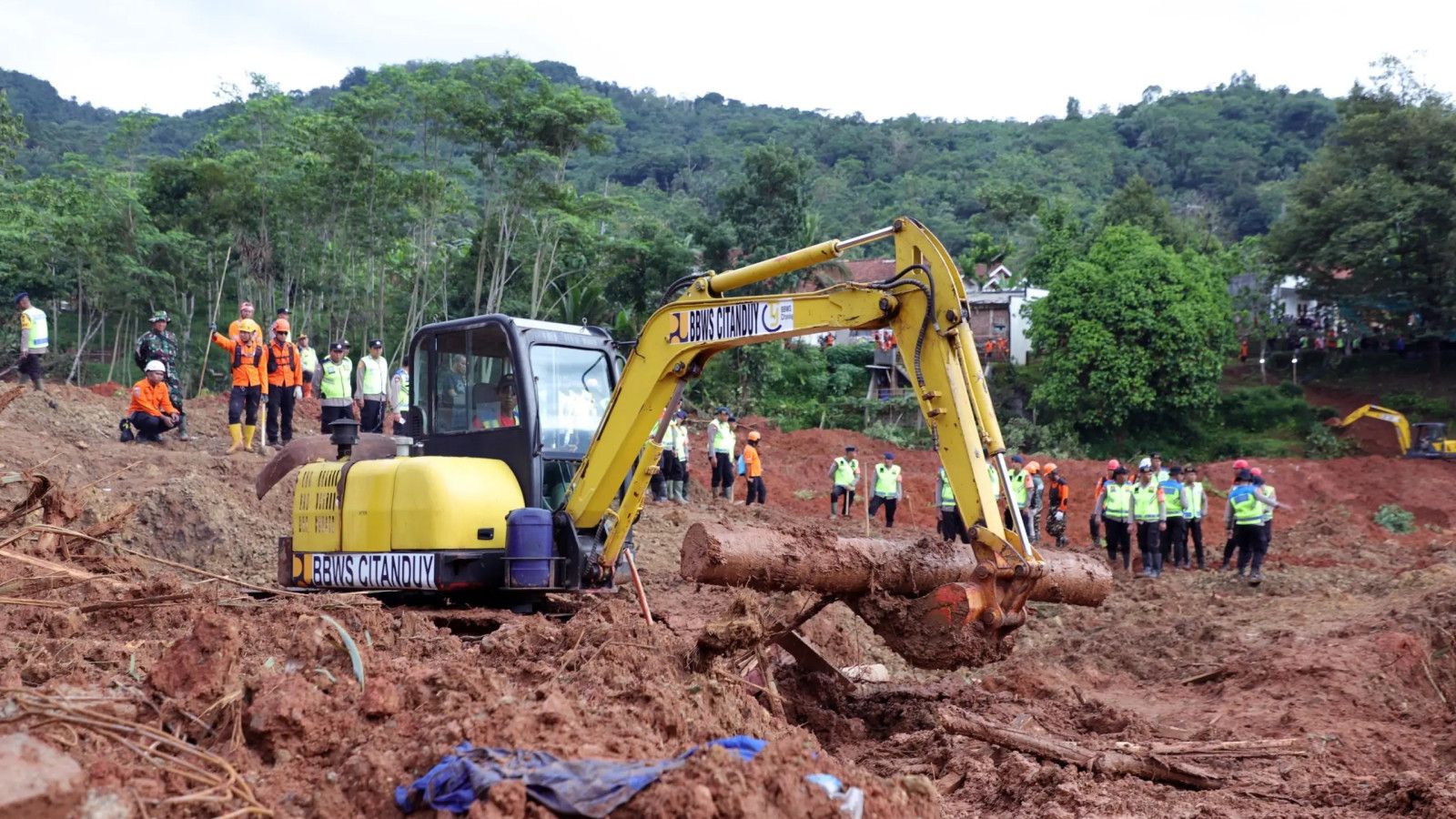 Bencana Tanah Longsor di Cilacap: Tim SAR Temukan Korban Tewas Terbaru