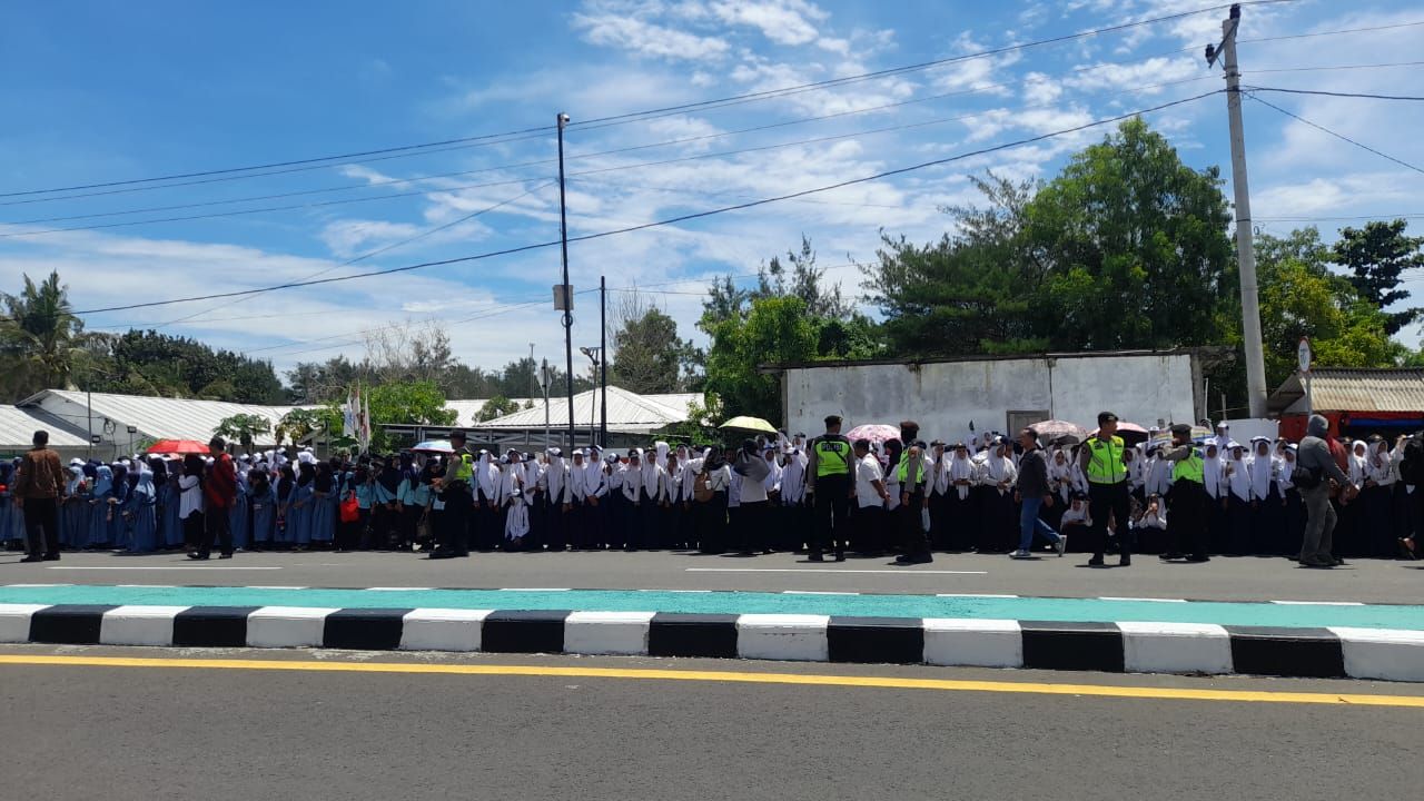 Disambut Anak - Anak Saat Akan Resmikan Jembatan Kabanaran di Yogya, Presiden Prabowo Minta Tak Kerahkan Lagi : Kalau Mau Saya Yang Ke Kelas