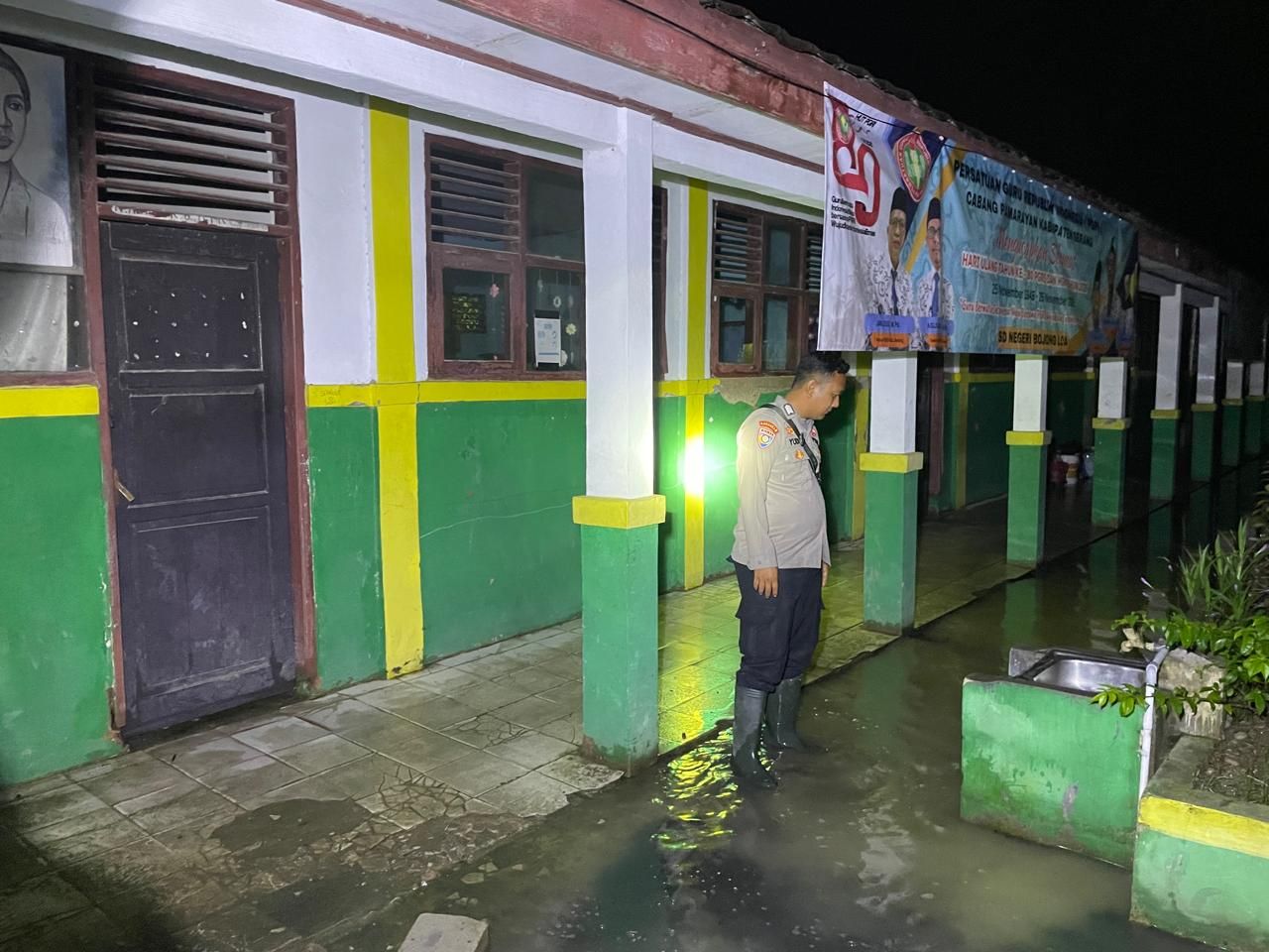 Polres Serang Turunkan Excavator Atasi Banjir SDN Bojong Loa
