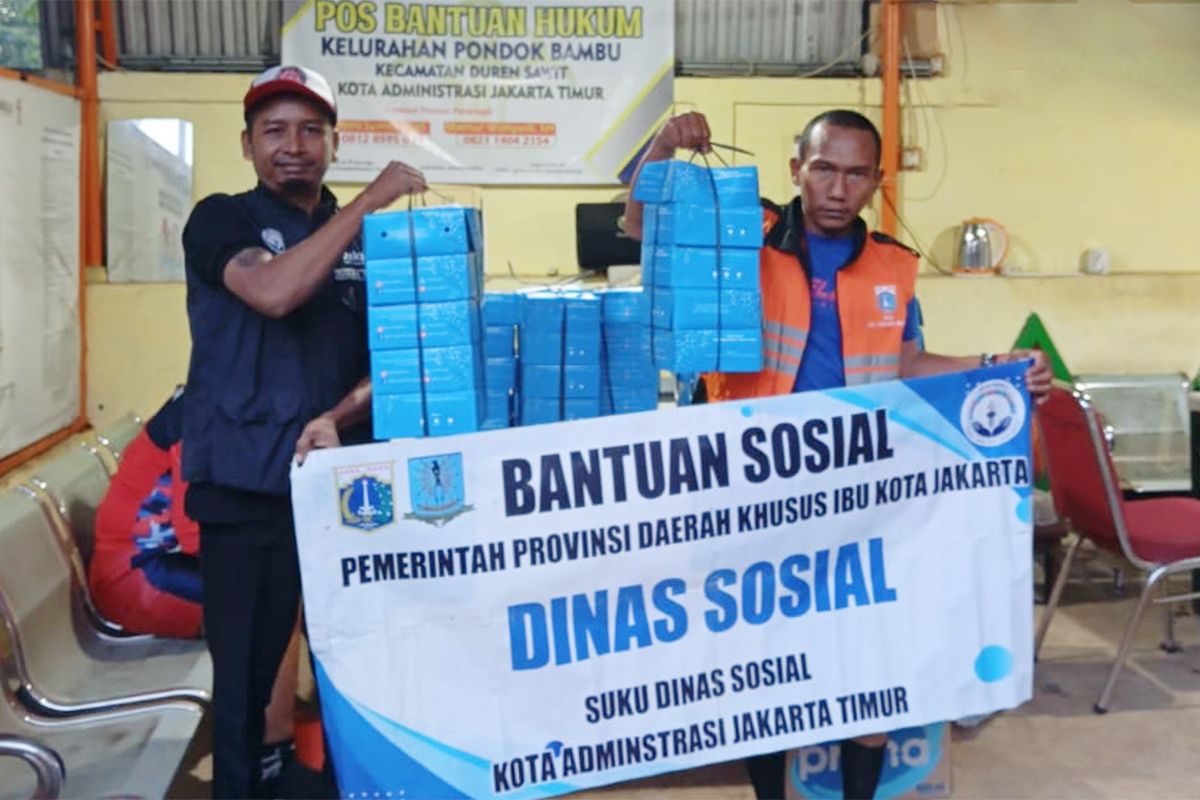 Sudinsos dan PMI Jaktim Salurkan Bantuan untuk Penyintas Genangan dan Kebakaran