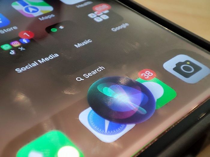 Apple Siapkan Langkah Awal untuk Menggantikan Siri sebagai Asisten Default di iPhone